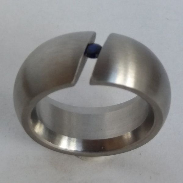 Ring aus Edelstahl mit synthetischem Blauspinell